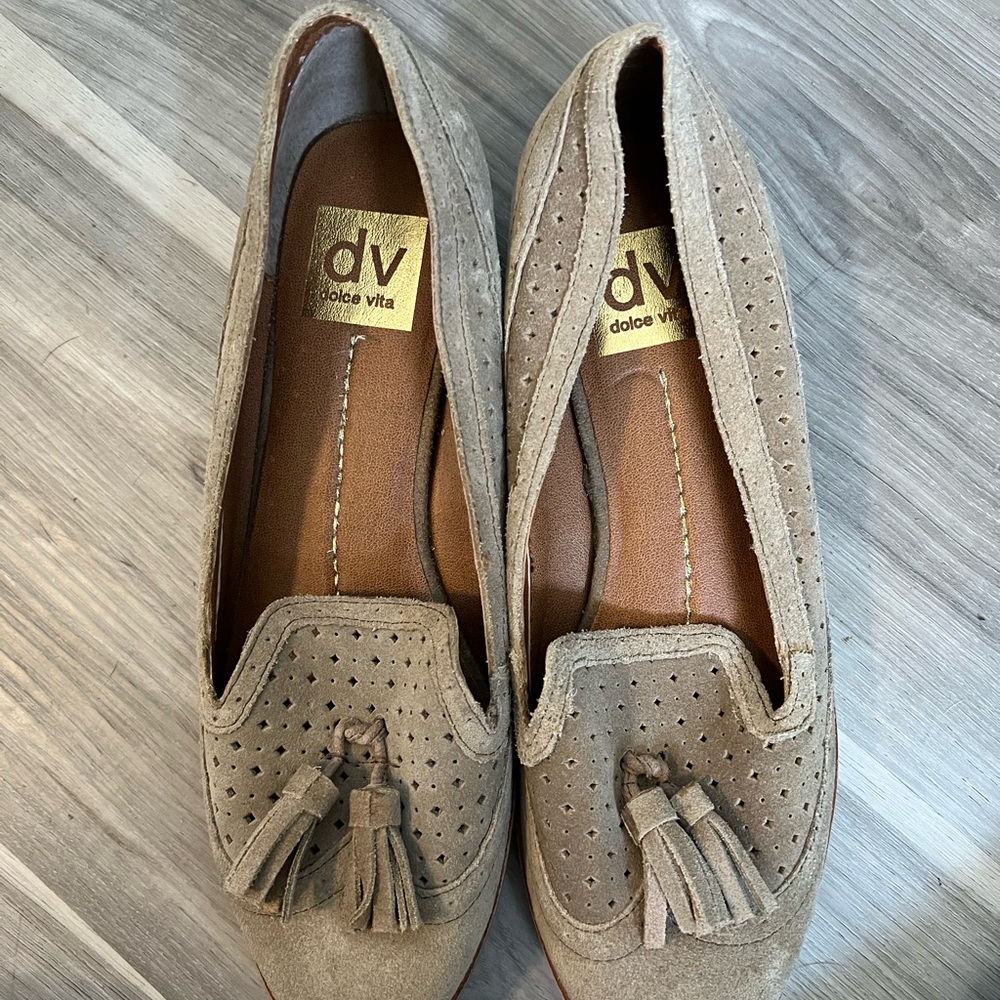 Women's sued Dolce Vita tan tassel loafers